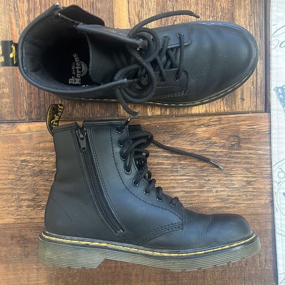 Dr. Martens Air Wave Boots kids size 4 - Picture 2 of 5